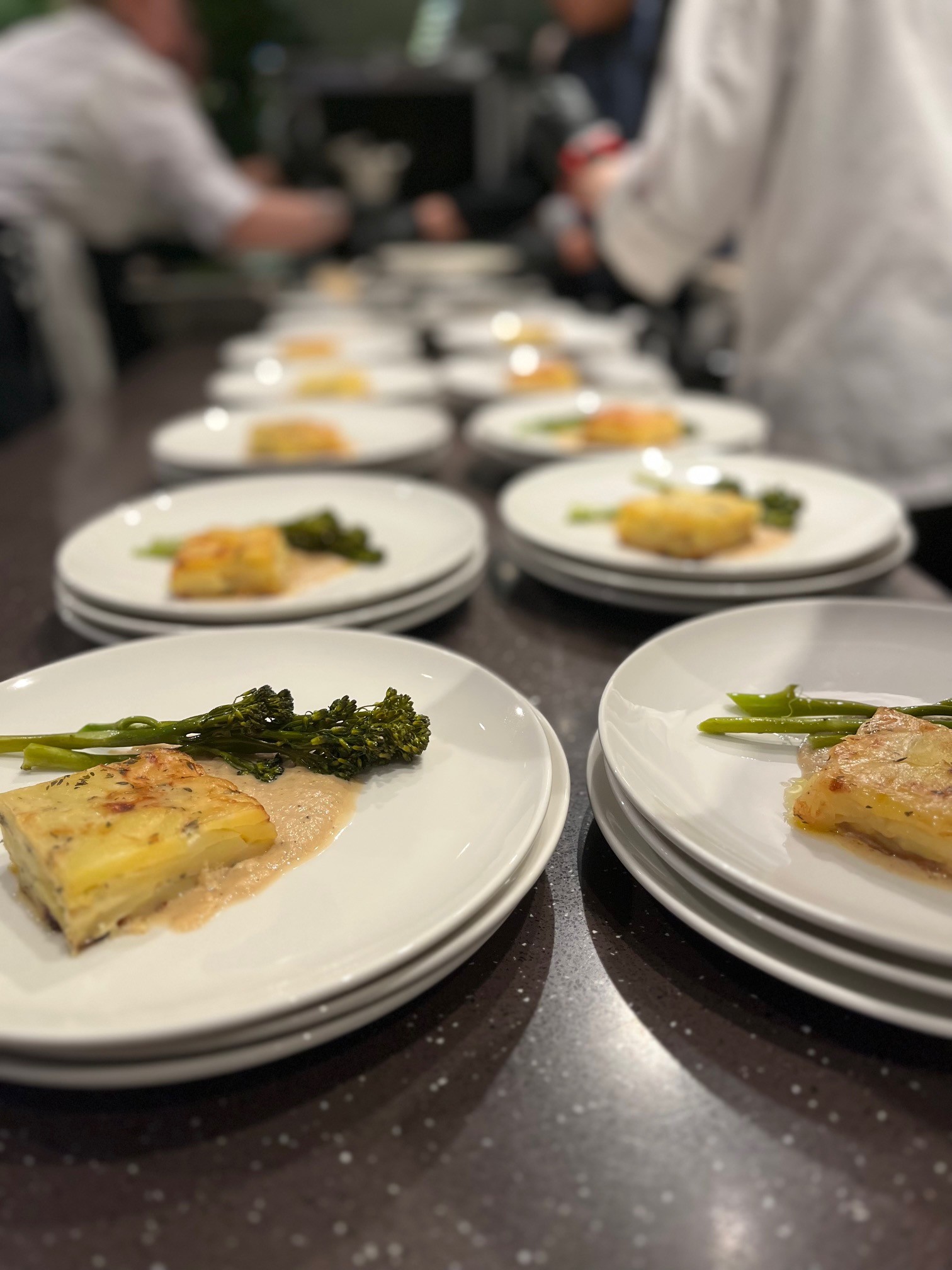 Catering juhliin ja tapahtumiin kuten kuvassa jossa on catering työssään