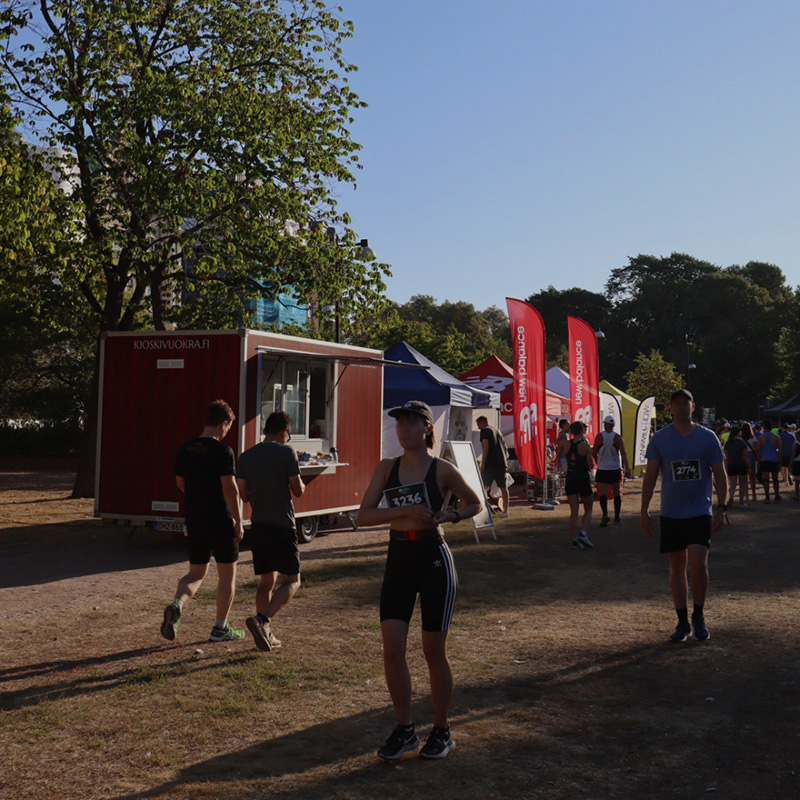 Catering tapahtumiin vuokrattavan kioskin avulla. Kuvassa juoksutapahtuma jossa catering trailerissa.